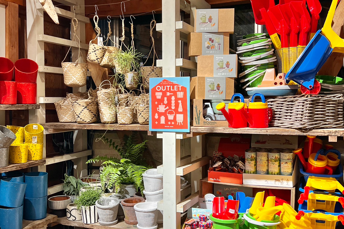 SOLSOの各店舗でOUTLETコーナーを展開しています。 イメージ画像